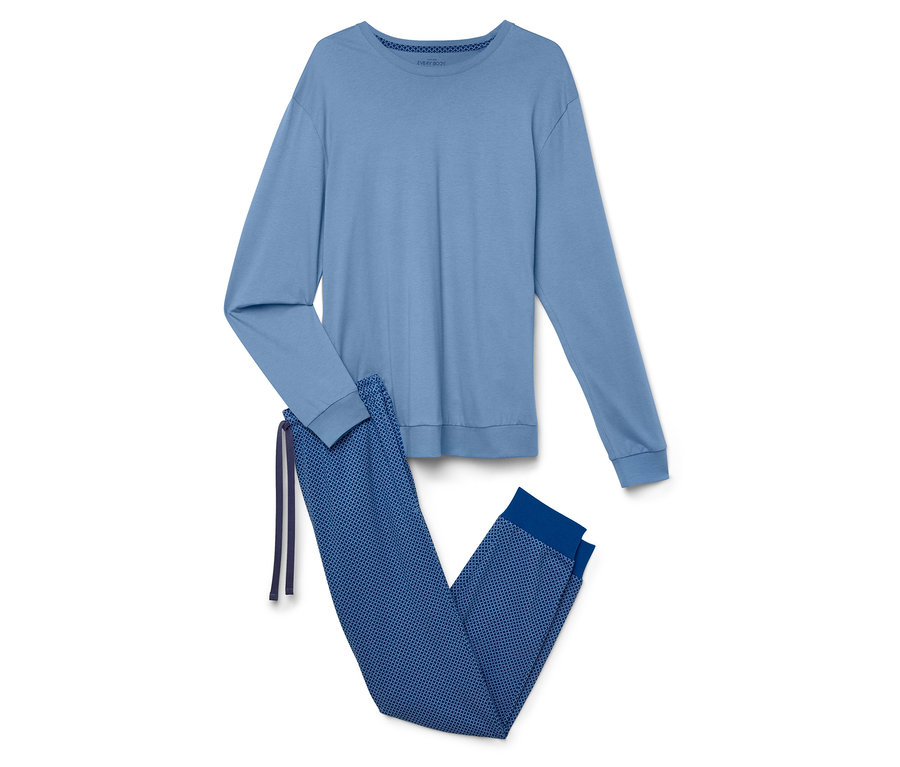 Niebieska piżama z długim rękawem i niebieskie spodnie we wzory.