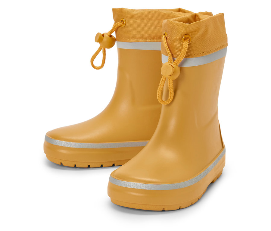 Para żółtych kaloszy z odblaskowymi detalami.