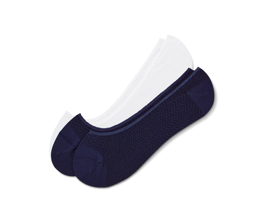 Dwie pary skarpet stopek: jedna biała, druga granatowa.