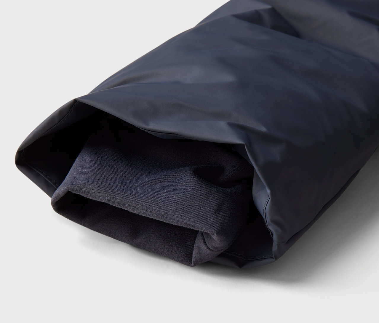 Szczegół niebieskiego rękawa kurtki z wewnętrznym mankietem.