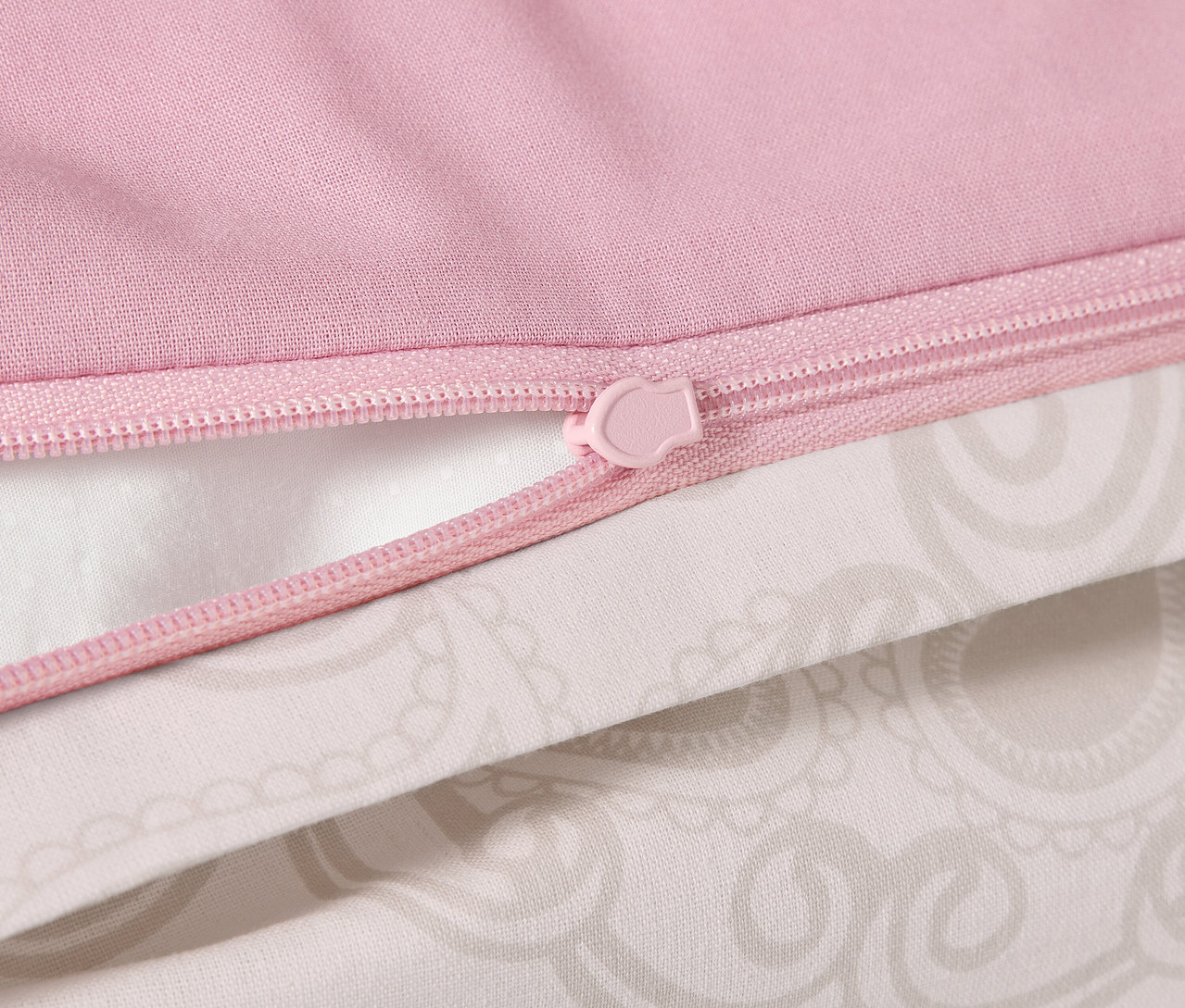 Zbliżenie na różową pościel z bawełny renforcé w mandale ze standardowym zamkiem błyskawicznym.