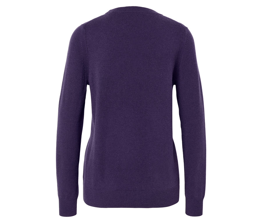 Fioletowy sweter z długimi rękawami.