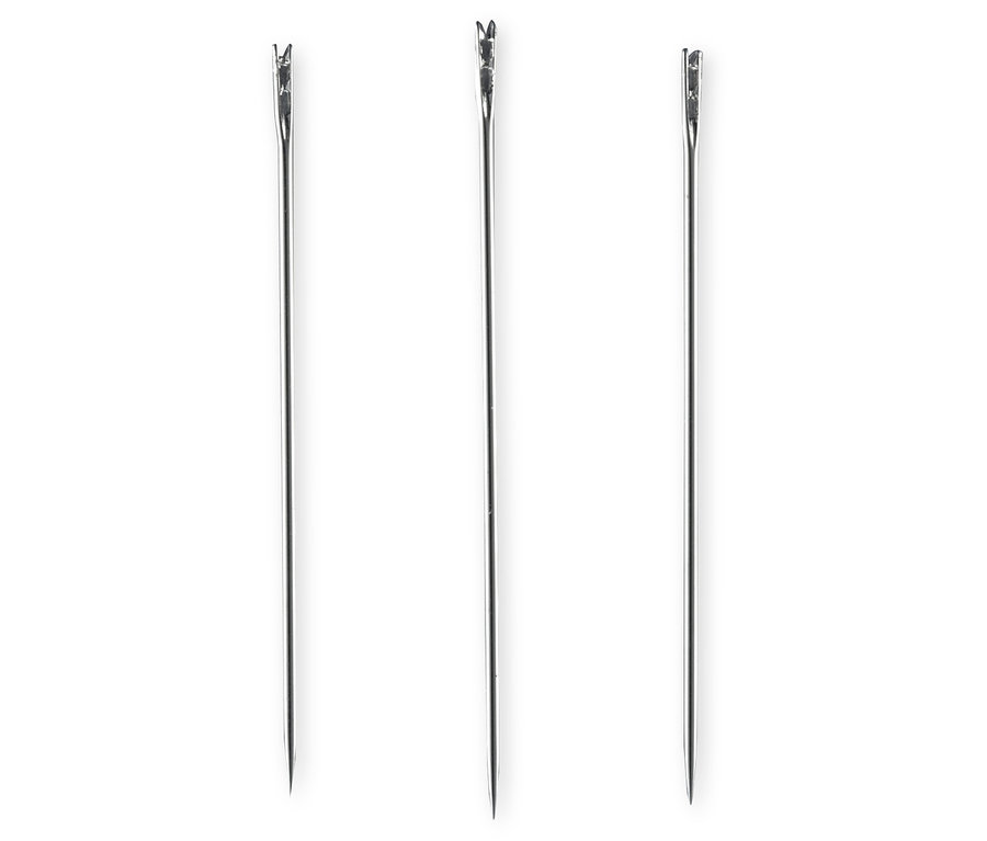Trzy igły do szycia na białym tle.
