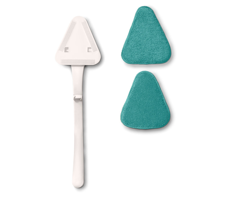 Biała, trójkątna głowica mopa z uchwytem obok dwóch trójkątnych, turkusowych ściereczek do mopa na białym tle.