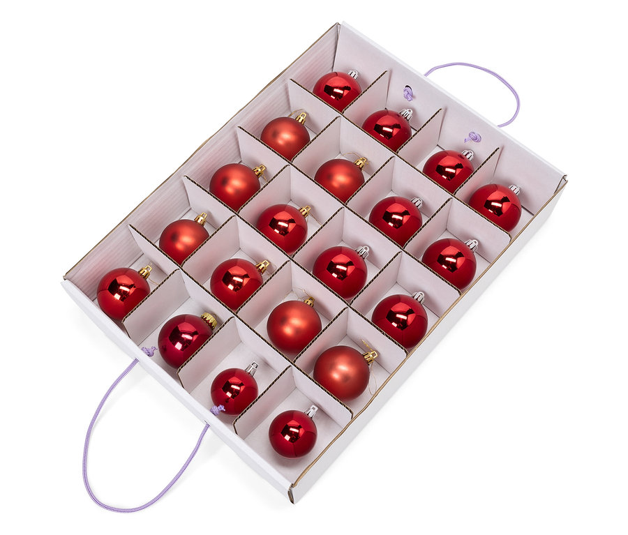 Pudełko z dwudziestoma czerwonymi bombkami choinkowymi, niektóre błyszczące, a niektóre matowe.