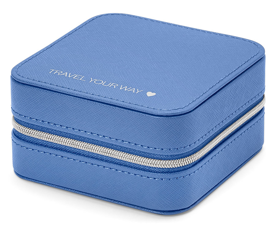 Zbliżenie kwadratowego, jasnoniebieskiego pudełka na biżuterię ze srebrnym zamkiem błyskawicznym i napisem "TRAVEL YOUR WAY".