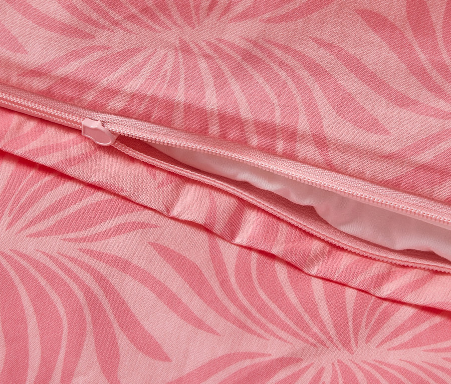 Zbliżenie na różową pościel perkalową we wzór liści z zamkiem błyskawicznym.