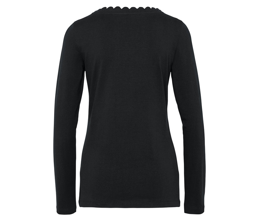 Czarna bluzka z długim rękawem i ozdobnym dekoltem.