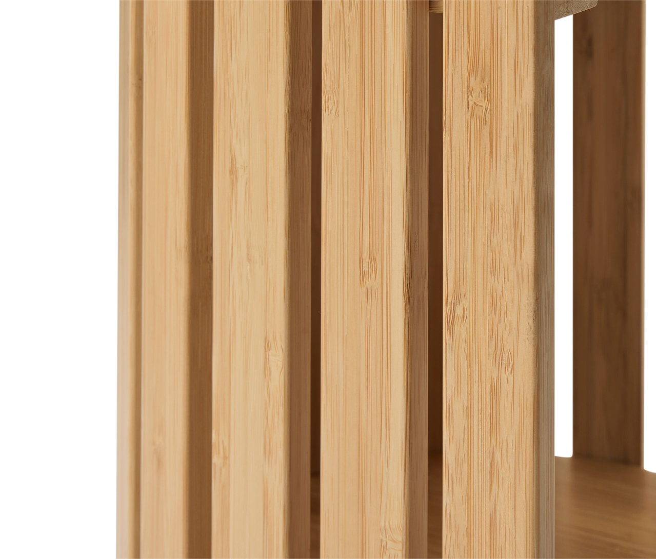 Szczegół bambusowej półki z elementami lamelowymi.