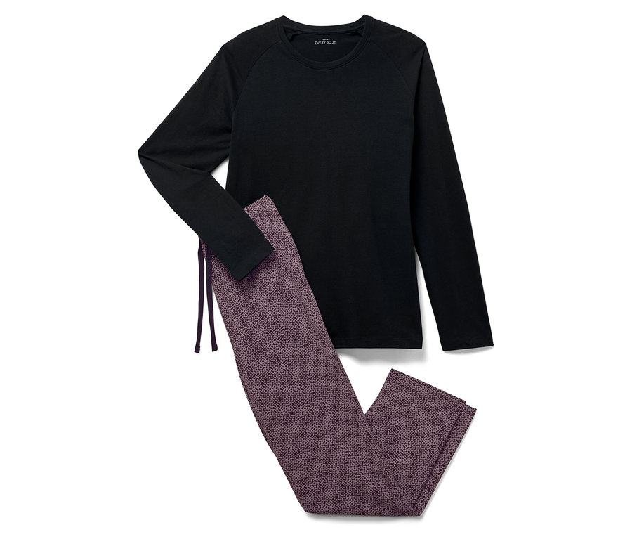 Czarna koszulka z długim rękawem i wzorzyste spodnie leżą na białym tle.