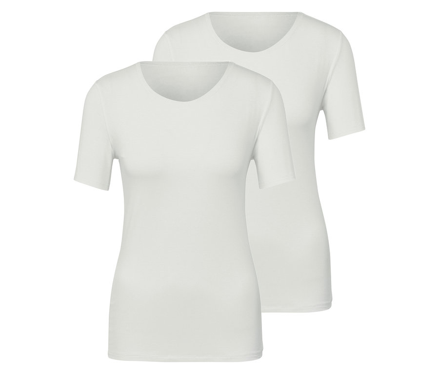 Dwa białe T-shirty z krótkim rękawem.