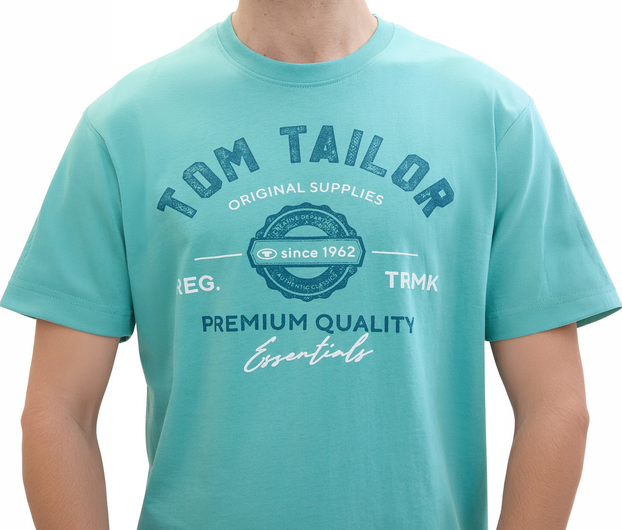 Mężczyzna ma na sobie koszulkę z logo Tom Tailor, meadow teal.