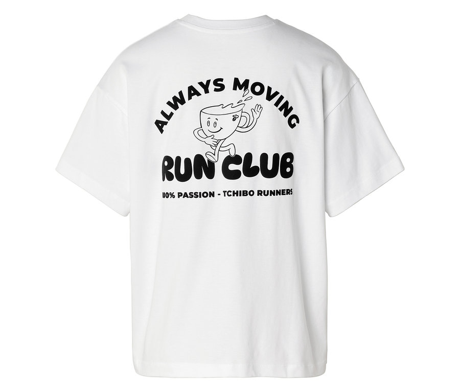 Biała koszulka sportowa z czarnym nadrukiem graficznym na plecach, przedstawiającym biegnącą filiżankę kawy i tekst „ALWAYS MOVING RUN CLUB 100% PASSION - TCHIBO RUNNERS”.