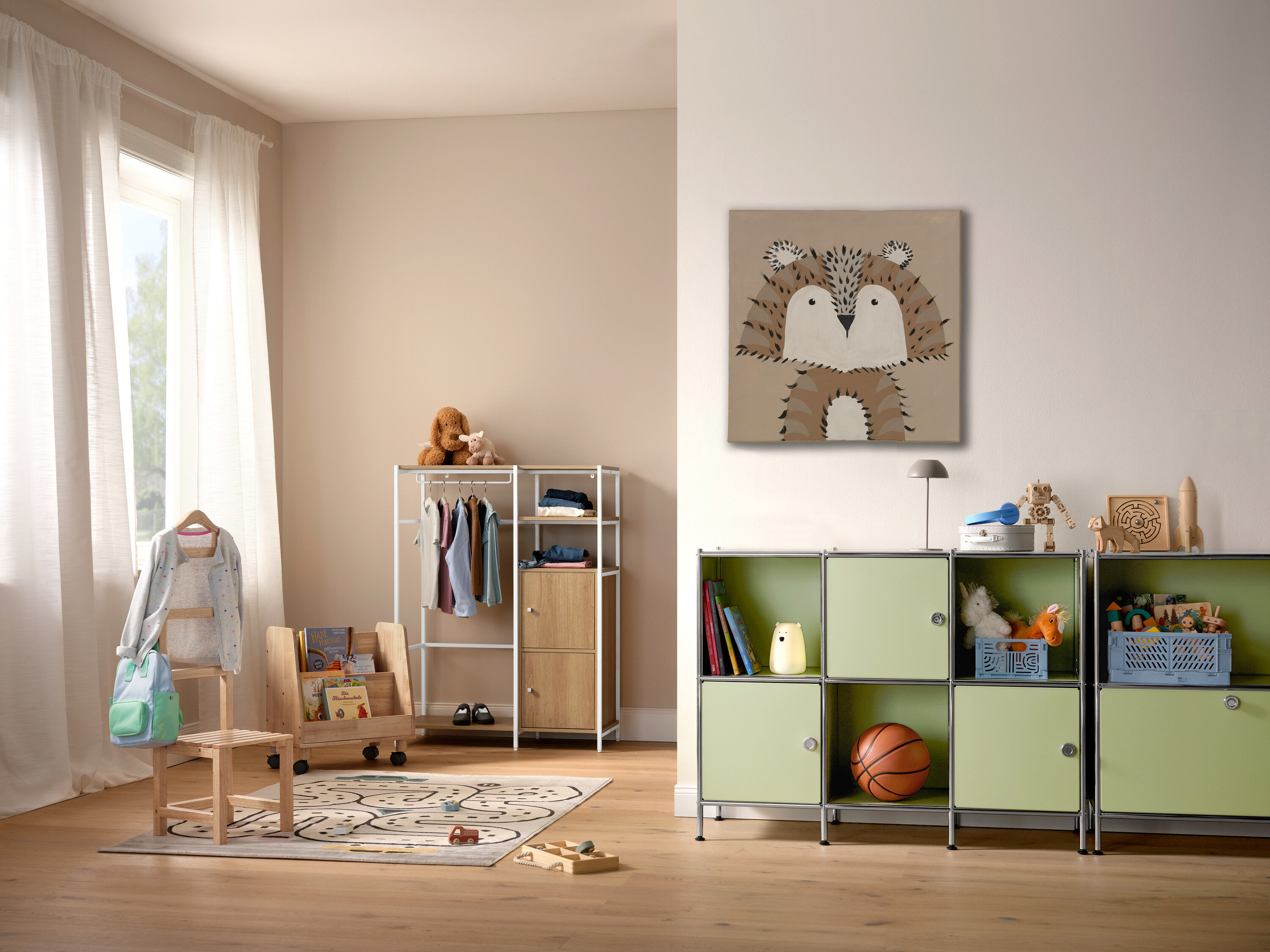 Pokój dziecięcy z dywanem dla dzieci COCOON »Miasta«, 120 x 170 cm, regałem i zabawkami.