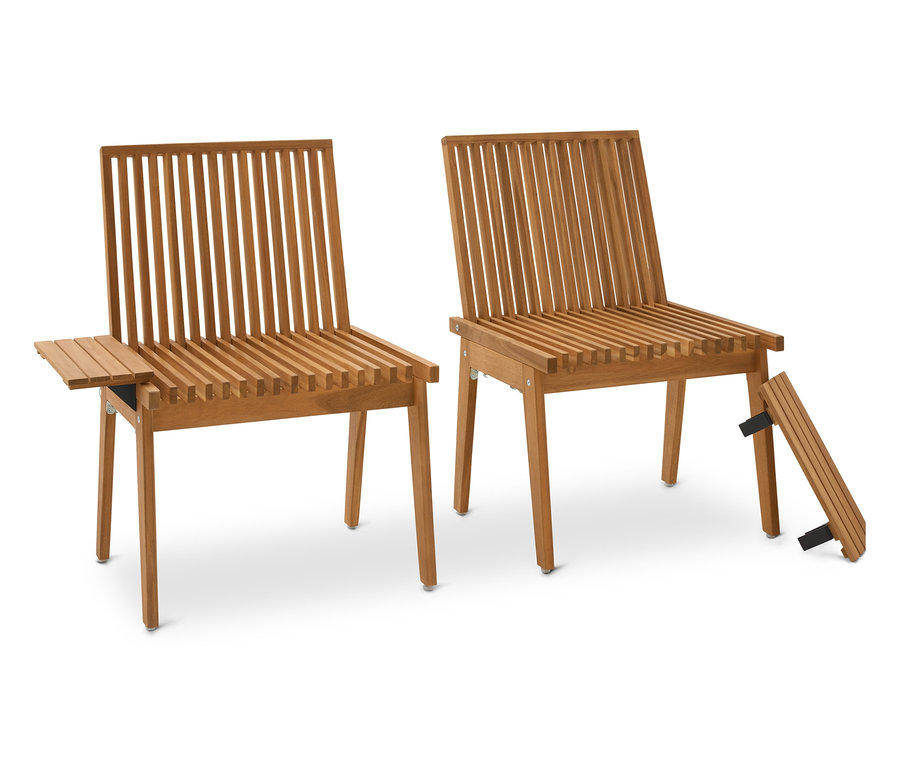 Dwa drewniane krzesła listwowe, jedno z małym stolikiem bocznym