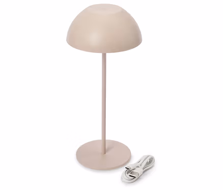 Beżowa lampa stołowa z kopułowym kloszem i kablem ładującym na białym tle.