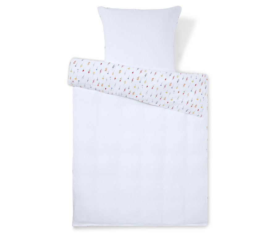 Zestaw pościeli składający się z białej poszewki na poduszkę i białej kołdry z zakładką w kolorowe kwiaty.