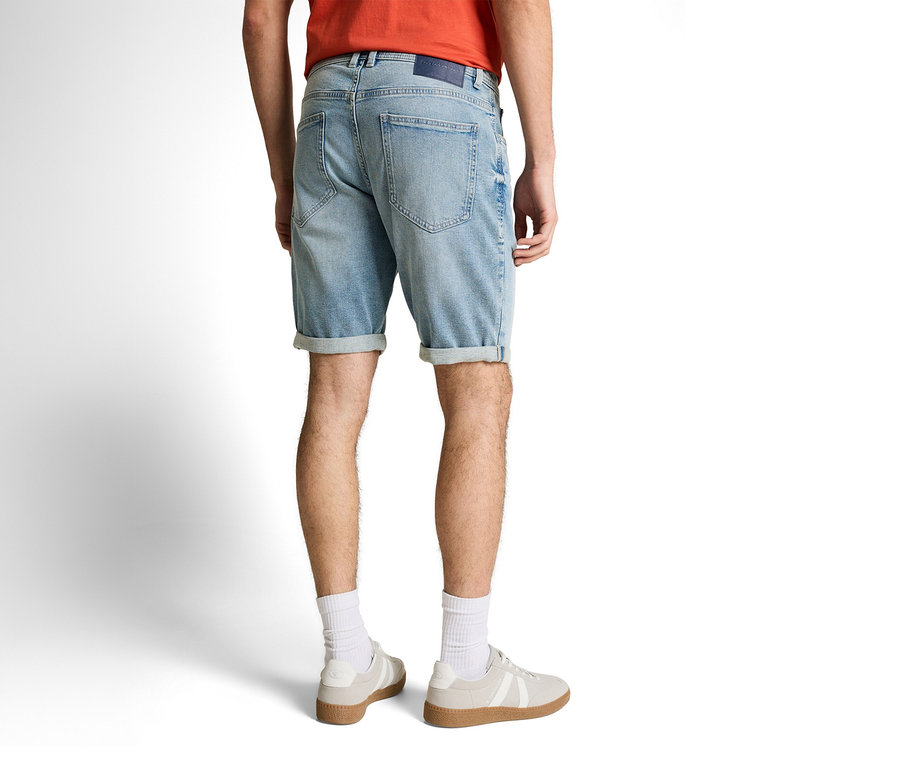 Mężczyzna od tyłu w szortach dżinsowych Tom Tailor TTJOSH REGULAR SLIM, light stone blue denim, białych skarpetach i tenisówkach.