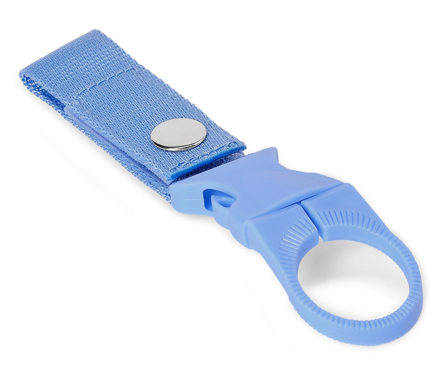 Zbliżenie jasnoniebieskiego breloczka z tekstylnym paskiem i srebrnym guzikiem na białym tle.