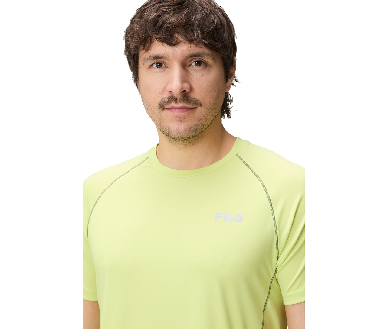 Mężczyzna ma na sobie jasnozieloną koszulkę Fila.