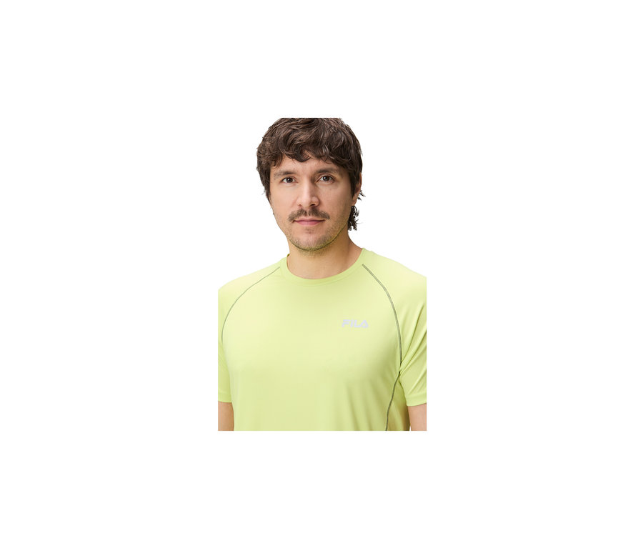 Mężczyzna w limonkowej męskiej koszulce funkcyjnej FILA z ciemnymi szwami i logo FILA na piersi.
