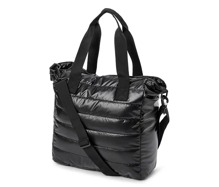 Czarna pikowana torba shopper z dwoma uchwytami i regulowanym paskiem na ramię.