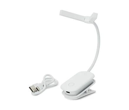 Biała lampka z klipsem, elastyczną szyjką i prostokątną głowicą, obok zwinięty biały kabel USB do ładowania.
