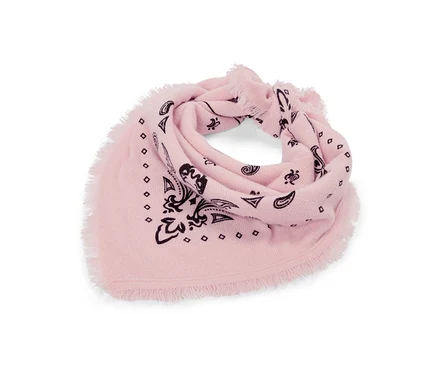 Jasnoróżowa dzianinowa bandana z wełną i kaszmirem, z czarnymi wzorami paisley i postrzępionymi brzegami, złożona.