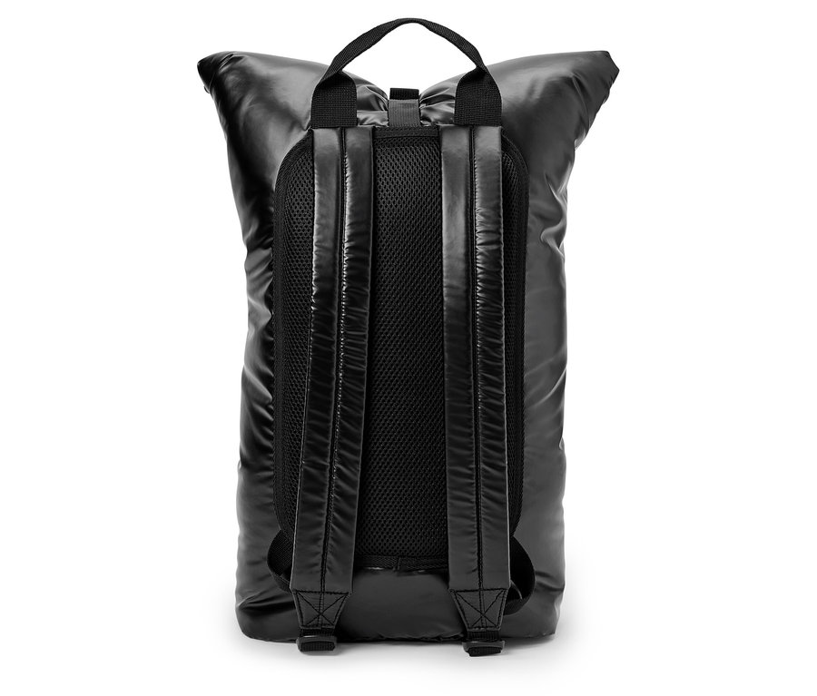 Czarny plecak z błyszczącą powierzchnią, widok z tyłu.