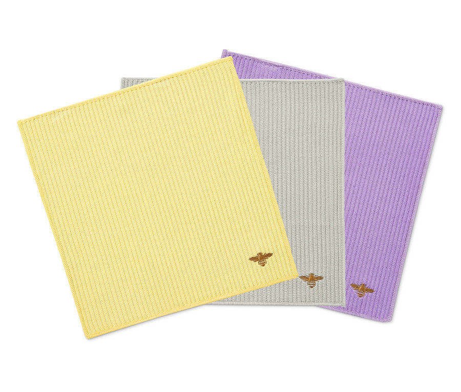 Trzy uniwersalne ściereczki do czyszczenia w kolorze żółtym, szarym i fioletowym.