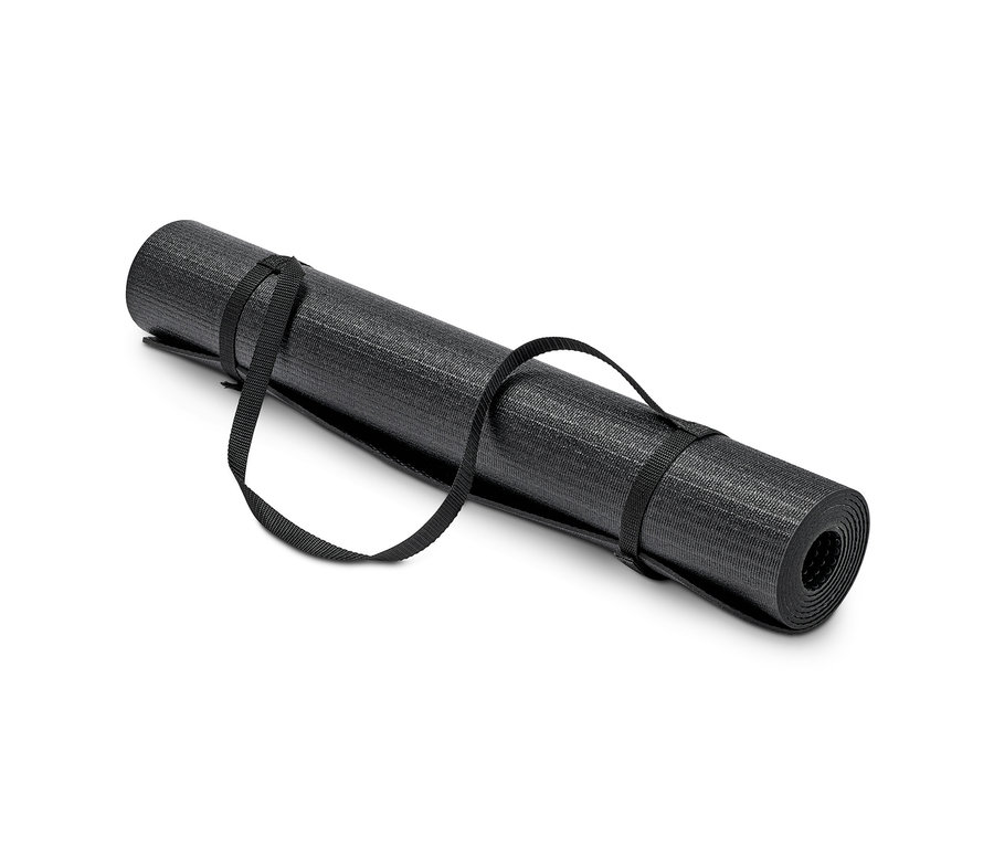 Zrolowana czarna mata do jogi i fitnessu z paskami.