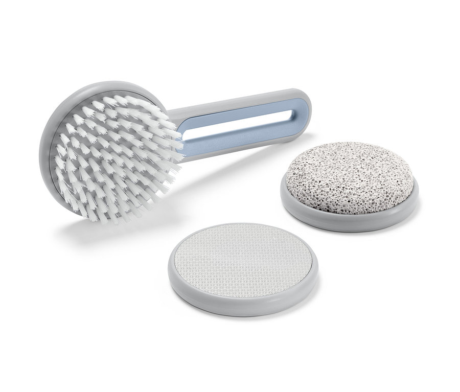 Zestaw do pielęgnacji stóp: szczotka, pumeks i pilnik do stóp.