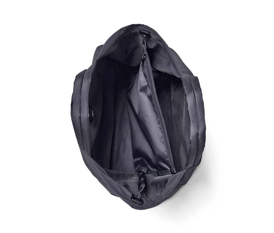 Szczegółowy widok z góry na otwartą czarną torbę sportową.