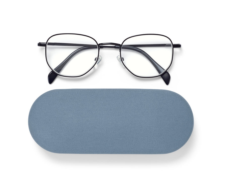 Czarne okulary do czytania z etui leżą na białym tle.
