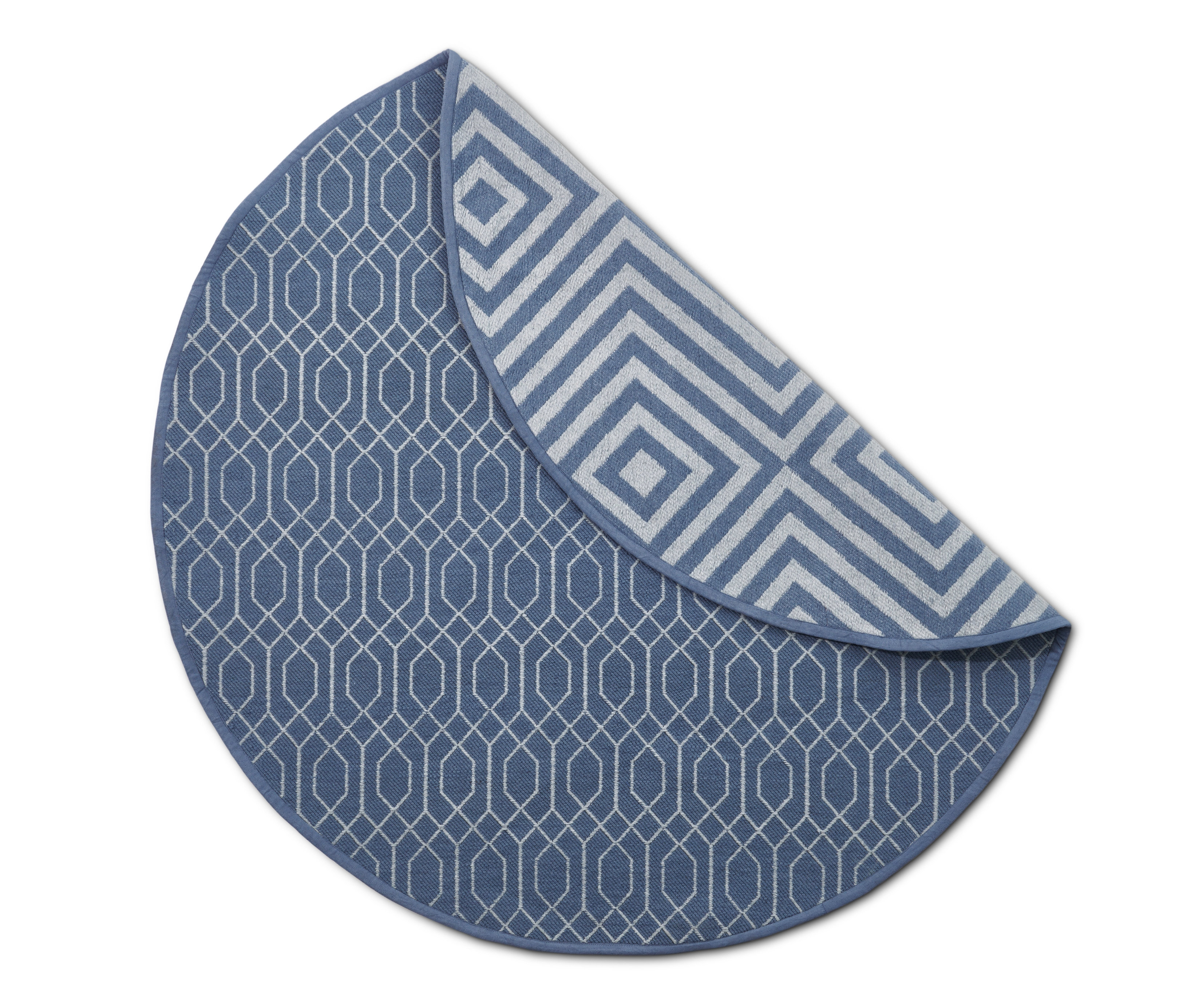 Niebieski, okrągły, dwustronny dywan ogrodowy z geometrycznymi wzorami.
