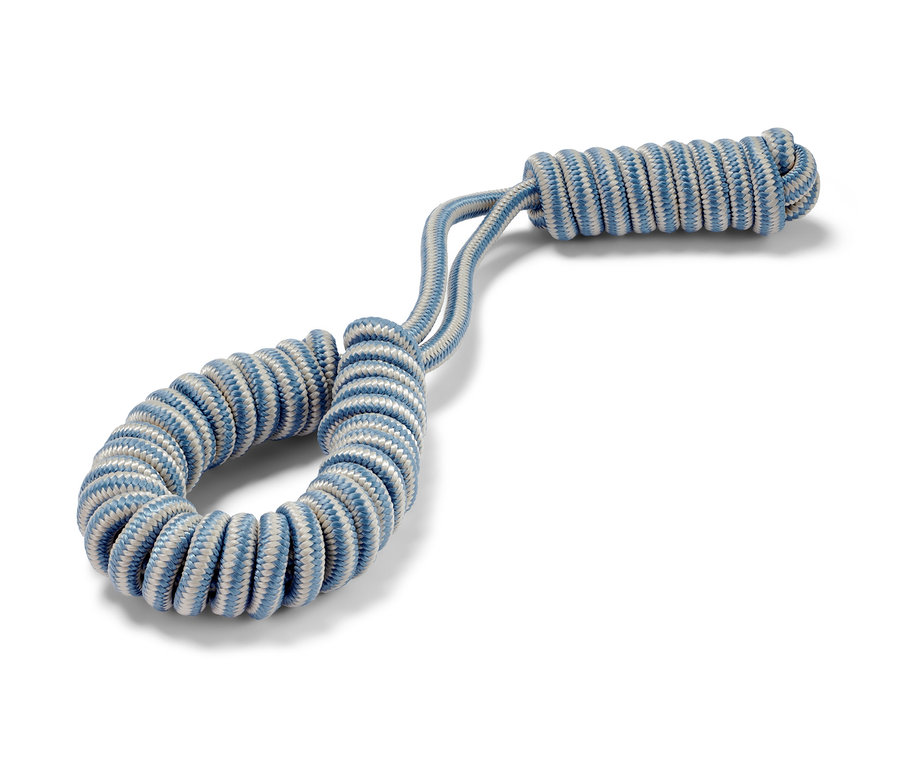 Jasnoniebieska i biała zabawka do przeciągania dla psa.