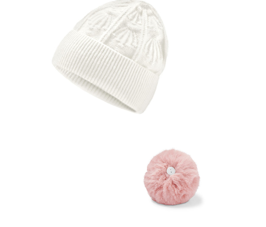 Biała czapka z pomponem i oddzielny różowy pompon.
