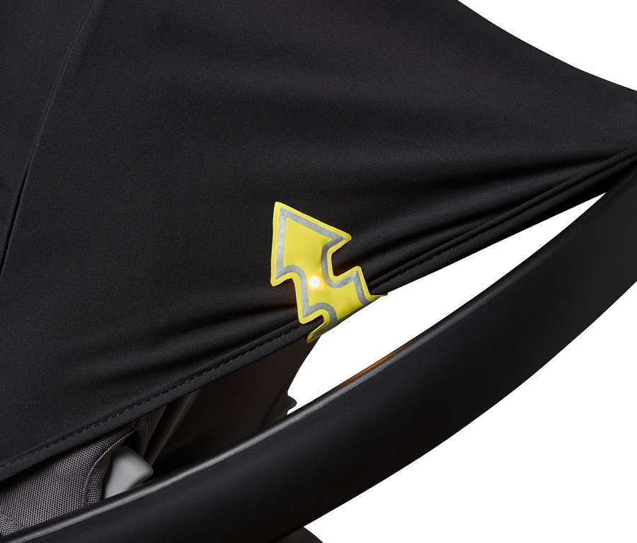 Fragment czarnego pokrowca na wózek z magnetycznymi lampkami LED »Błysk«, 3 sztuki.