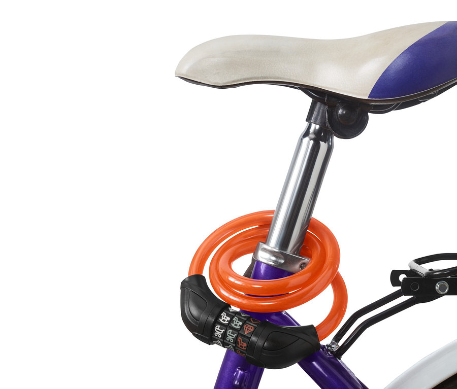 Pomarańczowe zapięcie rowerowe dla dzieci owinięte wokół sztycy fioletowego roweru.