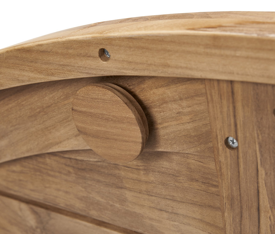 Zbliżenie na drewniany stół tekowy ze zaślepką.