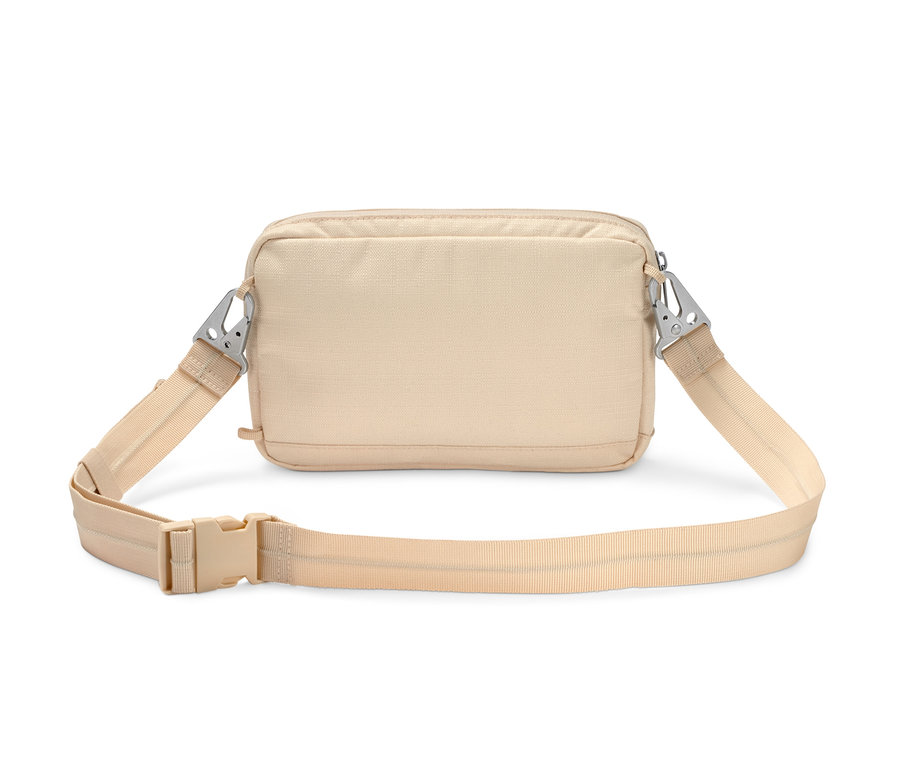 Beżowa torba na ramię z zabezpieczonym paskiem leży na białym tle.
