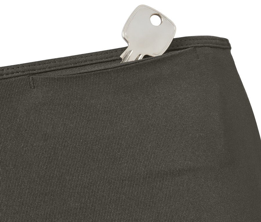 Klucz w kieszeni legginsów sportowych.