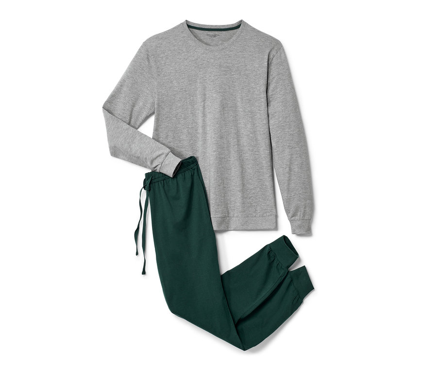 Szara koszula z długim rękawem i zielone spodnie od piżamy.