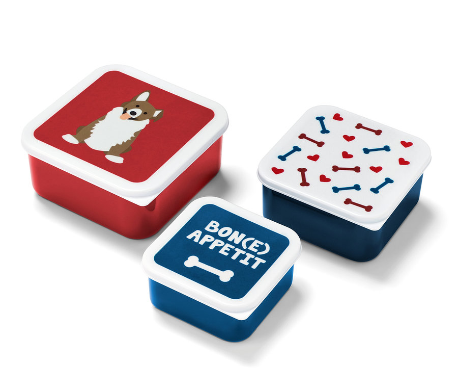 Trzy pojemniki na przekąski: jeden czerwony z psem, jeden granatowy z kośćmi i sercami, i jeden granatowy z napisem Bon(e) Appetit.