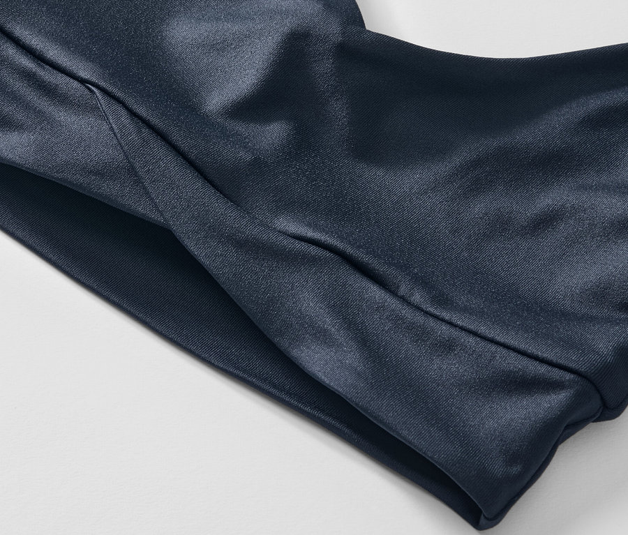 Zbliżenie granatowej braletki sportowej.