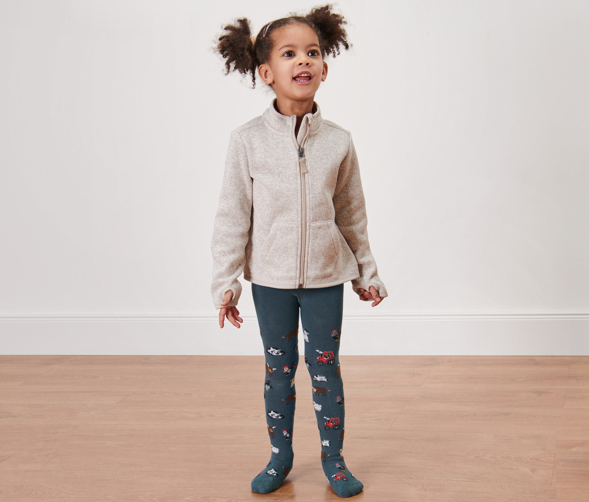 Dziewczynka ma na sobie rajstopy dziecięce 2 pary, farma/zielone.