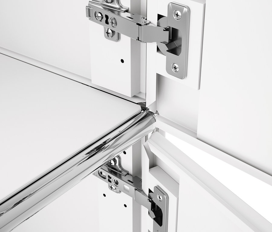 Zbliżenie na biały metalowy kontener na kółkach »CN3« z 3 drzwiczkami i chromowanym drążkiem.