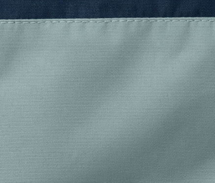 Szczegół dziecięcej kurtki turystyczno-snowboardowej.