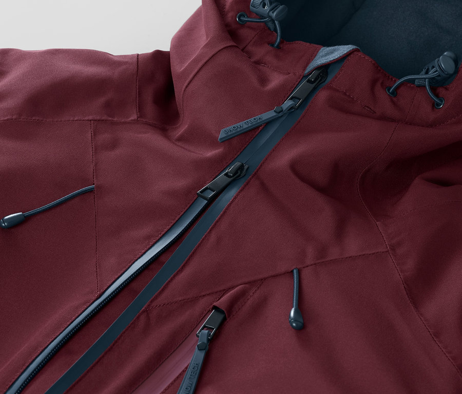 Zbliżenie na bordową kurtkę narciarską i snowboardową z zamkiem błyskawicznym i kapturem.