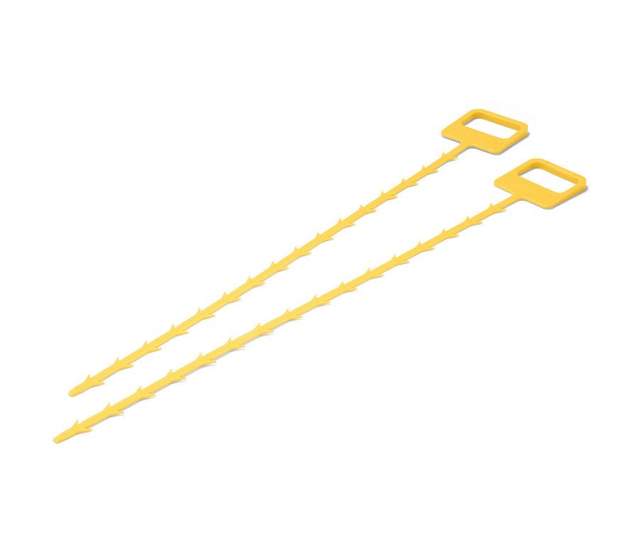 Dwa żółte czyściki do odpływów leżą na białym tle.